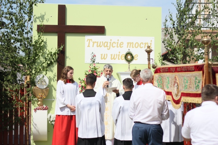 Procesja Bożego Ciała po kwietnych dywanach w Zalesiu Śląskim