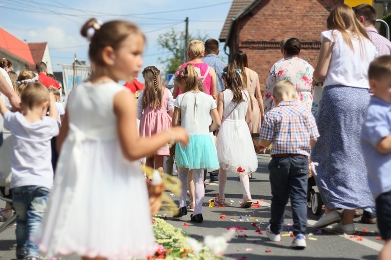 Procesja Bożego Ciała po kwietnych dywanach w Zalesiu Śląskim