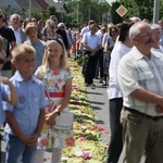 Procesja Bożego Ciała po kwietnych dywanach w Zalesiu Śląskim