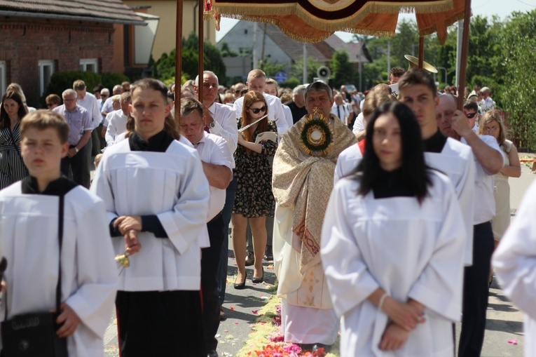 Procesja Bożego Ciała po kwietnych dywanach w Zalesiu Śląskim