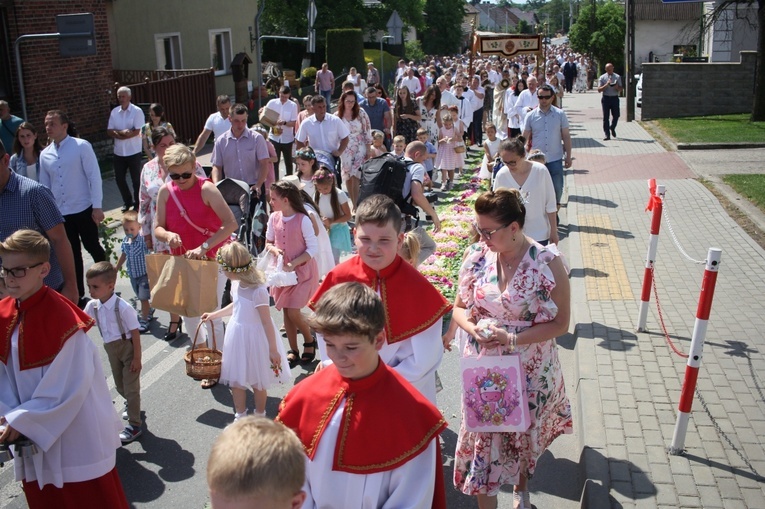 Procesja Bożego Ciała po kwietnych dywanach w Zalesiu Śląskim