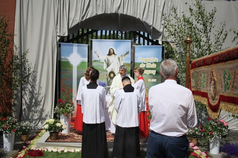 Procesja Bożego Ciała po kwietnych dywanach w Zalesiu Śląskim