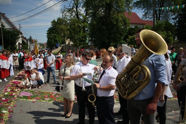 Procesja Bożego Ciała po kwietnych dywanach w Zalesiu Śląskim