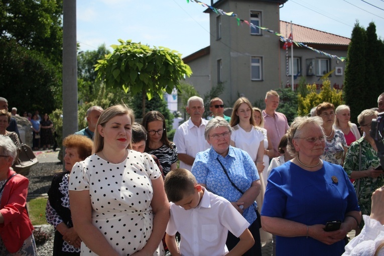 Procesja Bożego Ciała po kwietnych dywanach w Zalesiu Śląskim