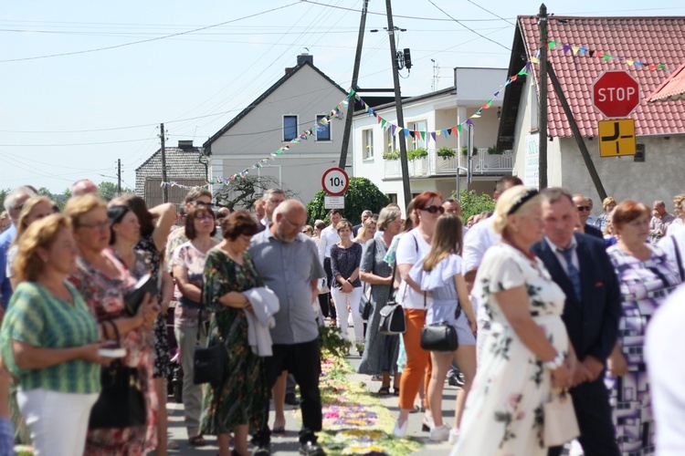 Procesja Bożego Ciała po kwietnych dywanach w Zalesiu Śląskim