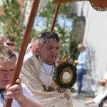 Procesja Bożego Ciała po kwietnych dywanach w Zalesiu Śląskim