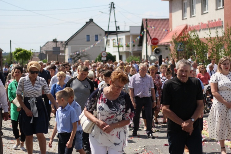 Procesja Bożego Ciała po kwietnych dywanach w Zalesiu Śląskim