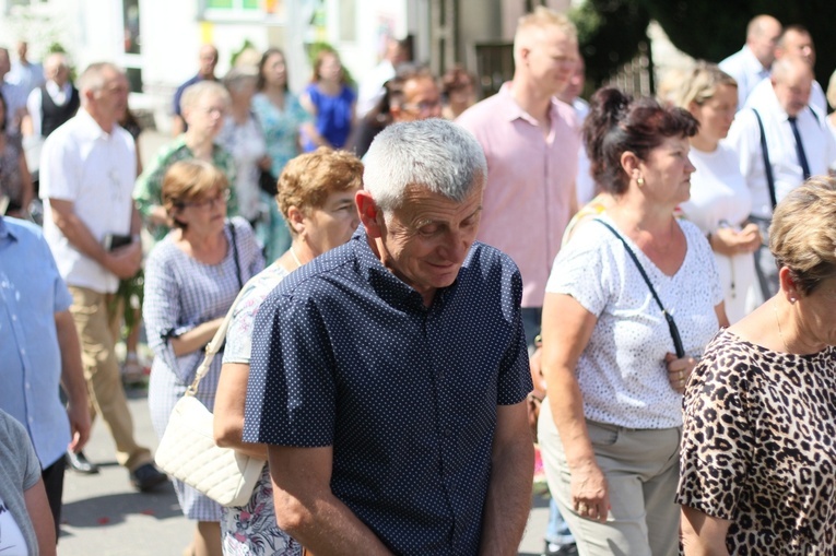 Procesja Bożego Ciała po kwietnych dywanach w Zalesiu Śląskim