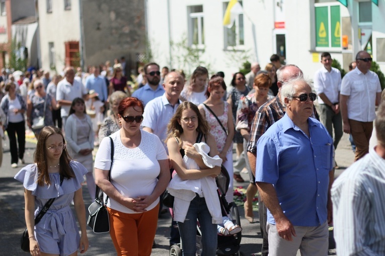 Procesja Bożego Ciała po kwietnych dywanach w Zalesiu Śląskim