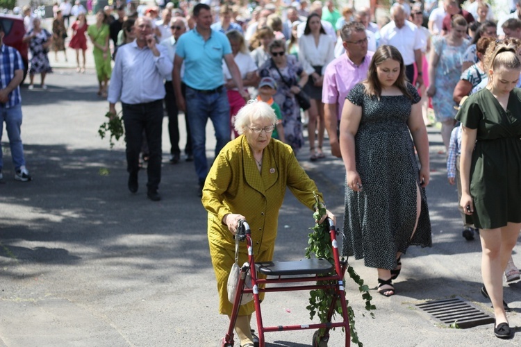 Procesja Bożego Ciała po kwietnych dywanach w Zalesiu Śląskim