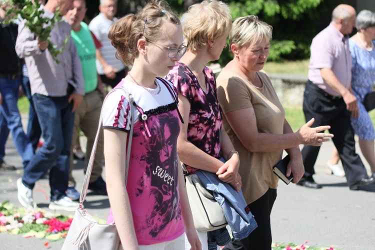 Procesja Bożego Ciała po kwietnych dywanach w Zalesiu Śląskim