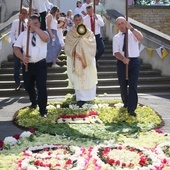 Procesja Bożego Ciała po kwietnych dywanach w Zalesiu Śląskim