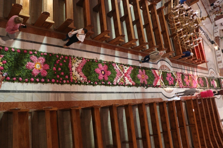 Kwietny dywan na Boże Ciało w parafii pw. św. Maksymiliana Kolbe we Wrocławiu