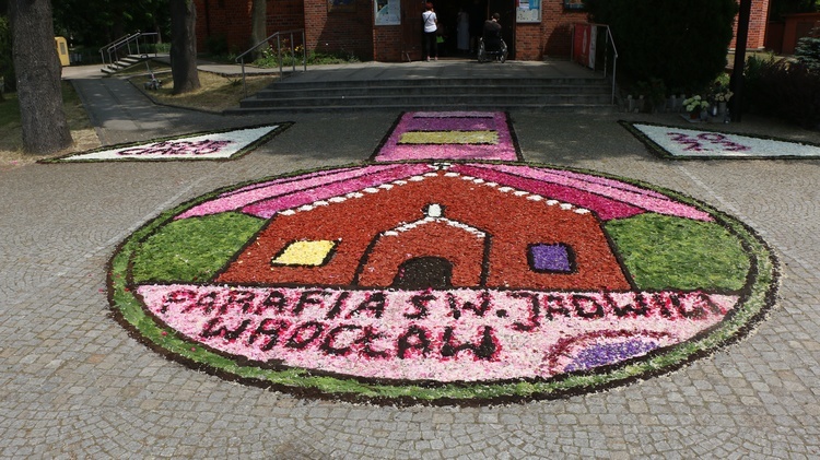 Kwietny dywan w parafii pw. św. Jadwigi na Kozanowie 2023