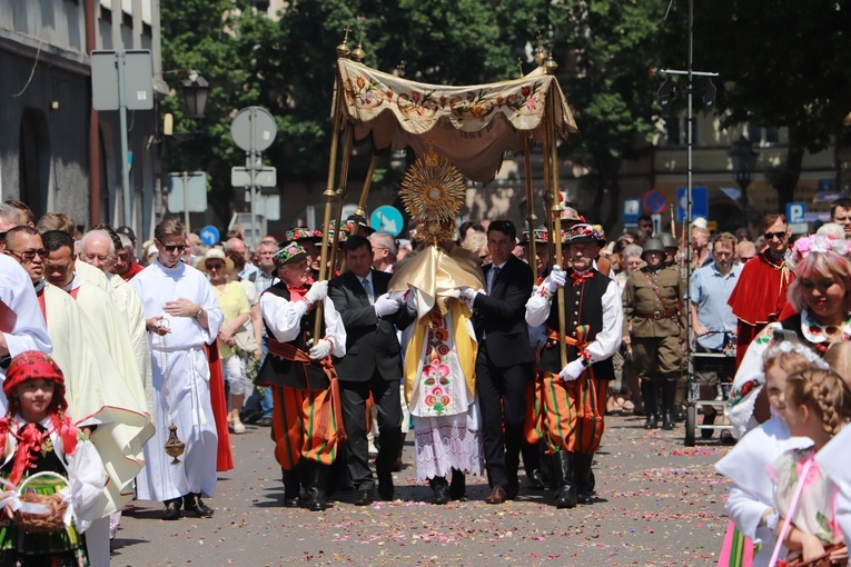 Ulicami Łowicza przeszło kilka tysięcy osób, wyznając wiarę w Jedynego Boga.