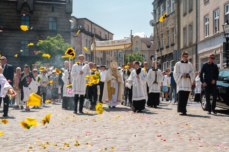 Tradycyjnej procesji z Najświętszym Sakramentem przewodniczył metropolita gdański.