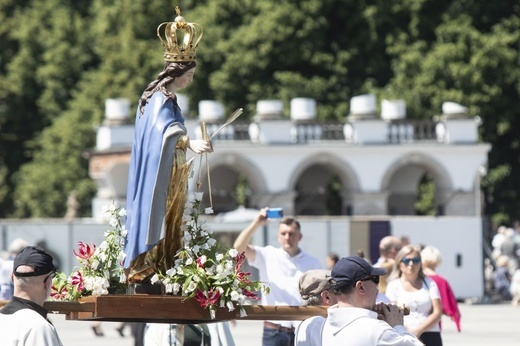 Boże Ciało. Wierzę w Kościół