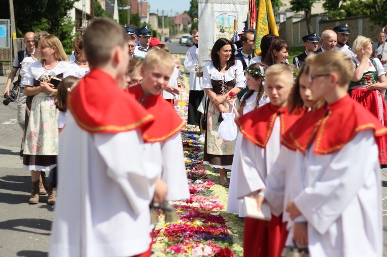 Procesja Bożego Ciała po kwietnych dywanach w Zalesiu Śląskim