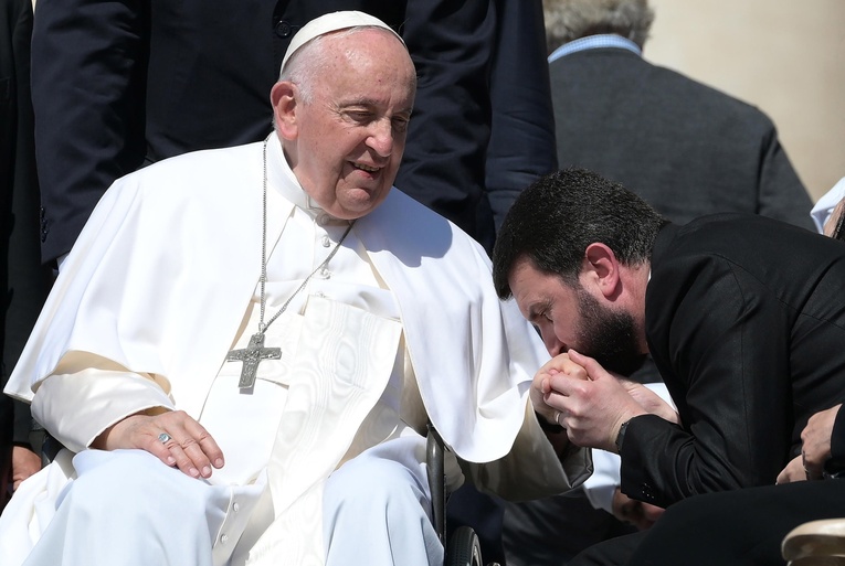 Watykan: papież odpoczywał, podziękował za nadesłane życzenia