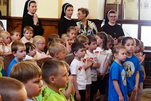 Pielgrzymka przedszkolaków do bł. Matki Małgorzaty Łucji Szewczyk w Oświęcimiu