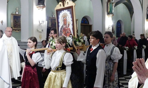 Młodzi poniosą nowy feretron z wizerunkiem Matki Bożej Gołyskiej.