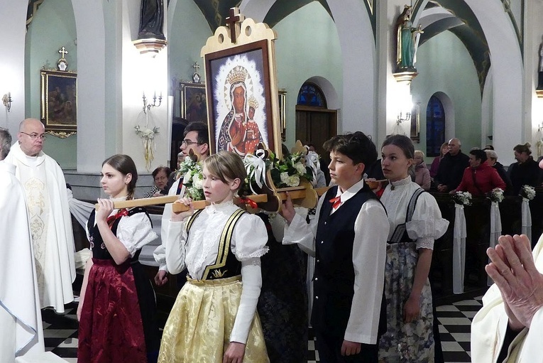 Młodzi poniosą nowy feretron z wizerunkiem Matki Bożej Gołyskiej.