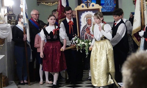 Młodzi poniosą nowy feretron z wizerunkiem Matki Bożej Gołyskiej.