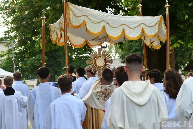 Trwa święto młodych u Pani Cierpliwie Słuchającej