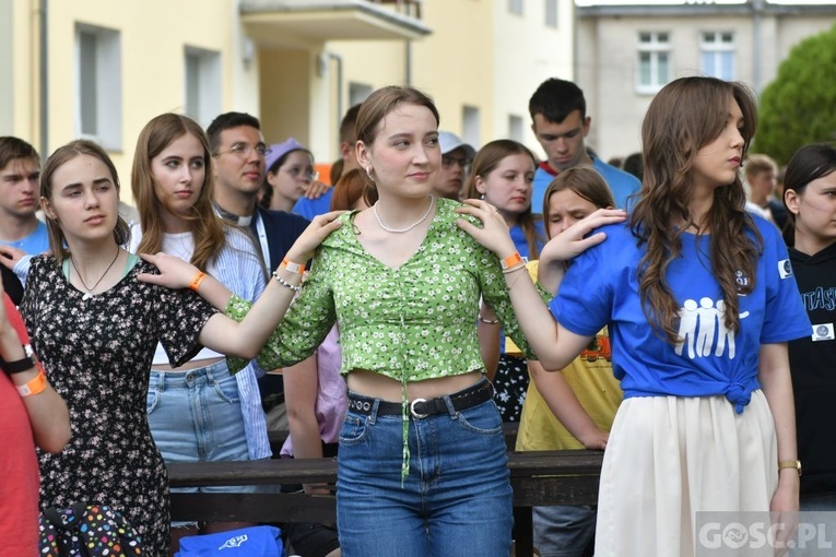 Trwa święto młodych u Pani Cierpliwie Słuchającej