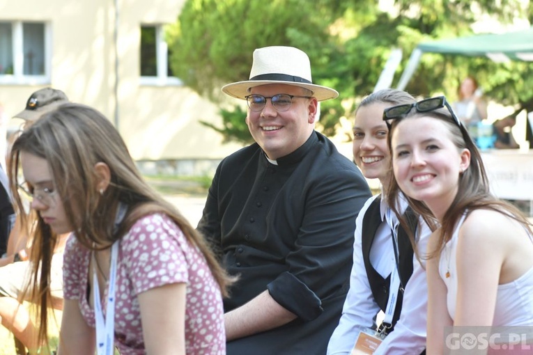 Trwa święto młodych u Pani Cierpliwie Słuchającej