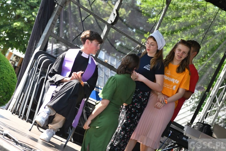 Trwa święto młodych u Pani Cierpliwie Słuchającej