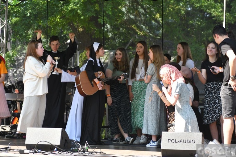 Trwa święto młodych u Pani Cierpliwie Słuchającej