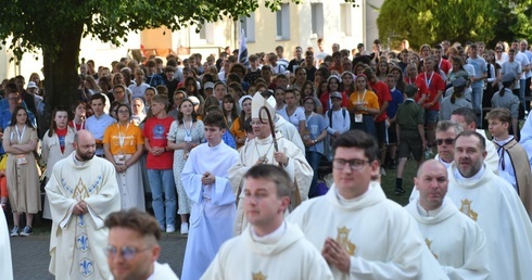 Bp Lityński do młodych: Jezus w ten wieczór pokazuje, że potrzebuje was w Kościele