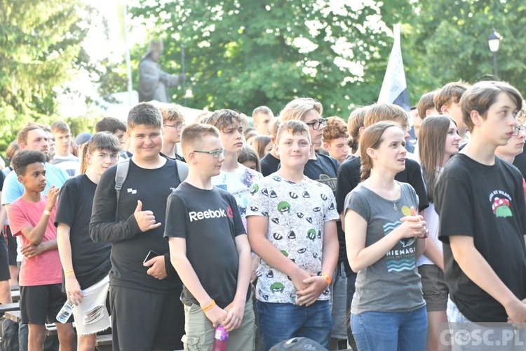 Młodzi zawierzyli się Matce Bożej Cierpliwie Słuchającej