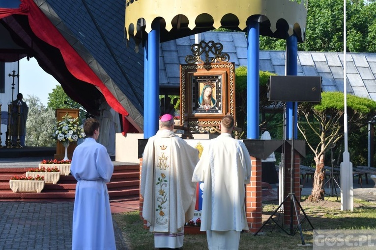 Młodzi zawierzyli się Matce Bożej Cierpliwie Słuchającej
