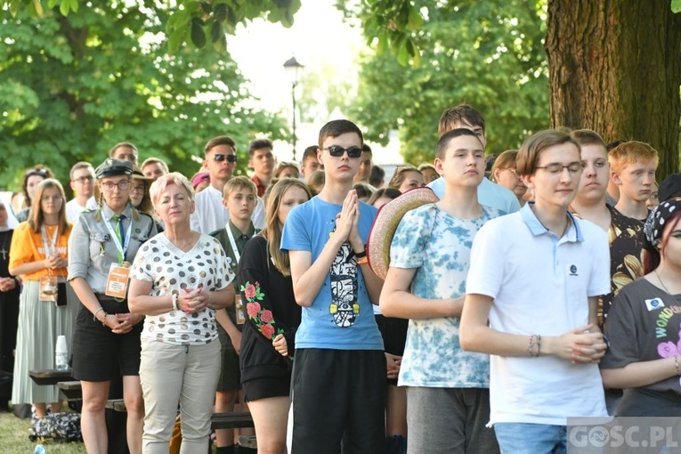 Młodzi zawierzyli się Matce Bożej Cierpliwie Słuchającej
