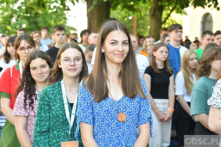 Młodzi zawierzyli się Matce Bożej Cierpliwie Słuchającej