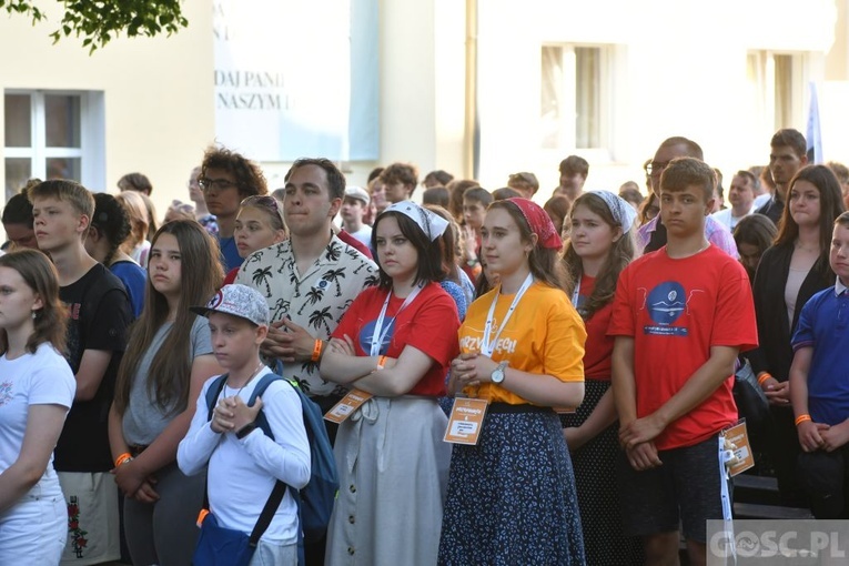 Młodzi zawierzyli się Matce Bożej Cierpliwie Słuchającej