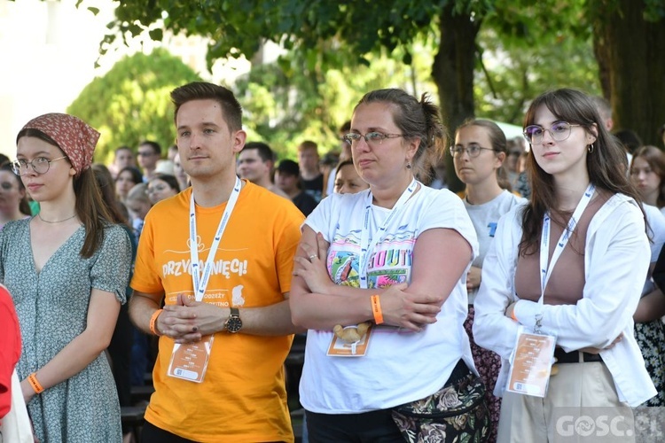 Młodzi zawierzyli się Matce Bożej Cierpliwie Słuchającej