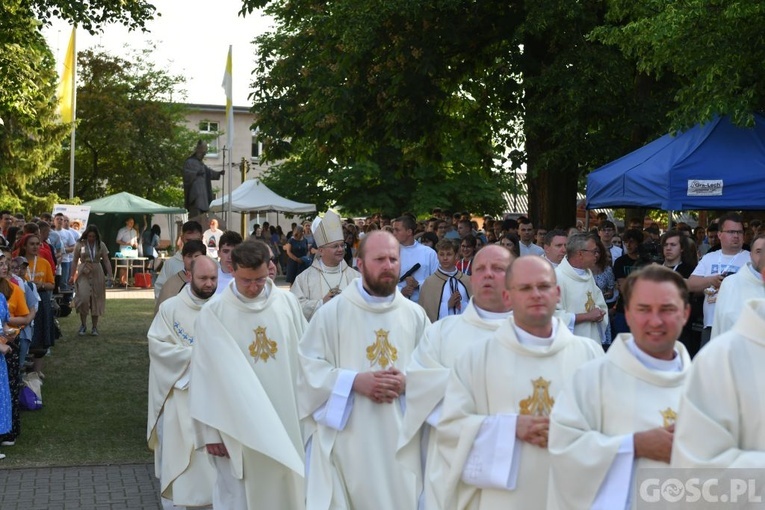 Młodzi zawierzyli się Matce Bożej Cierpliwie Słuchającej