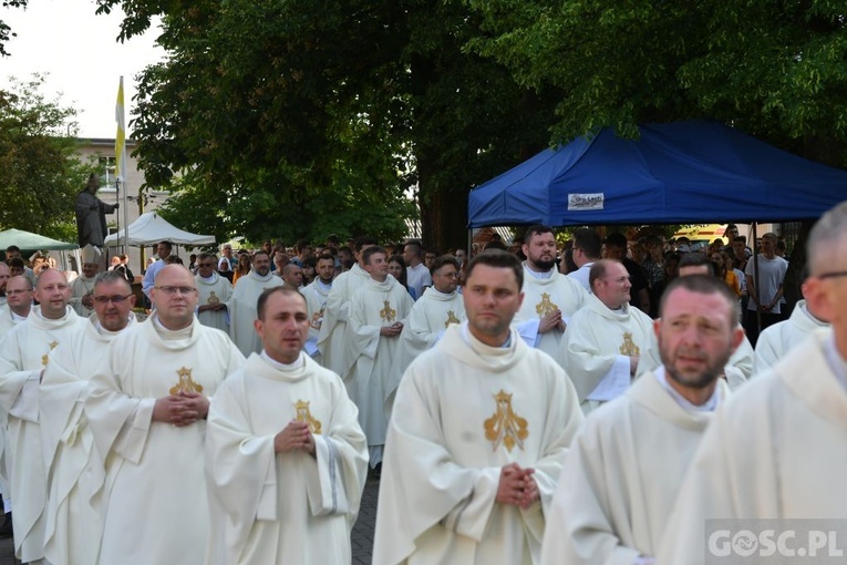 Młodzi zawierzyli się Matce Bożej Cierpliwie Słuchającej