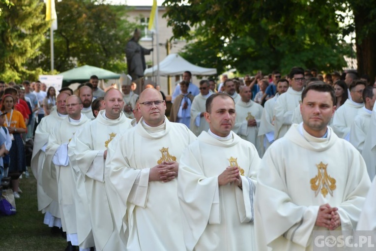 Młodzi zawierzyli się Matce Bożej Cierpliwie Słuchającej