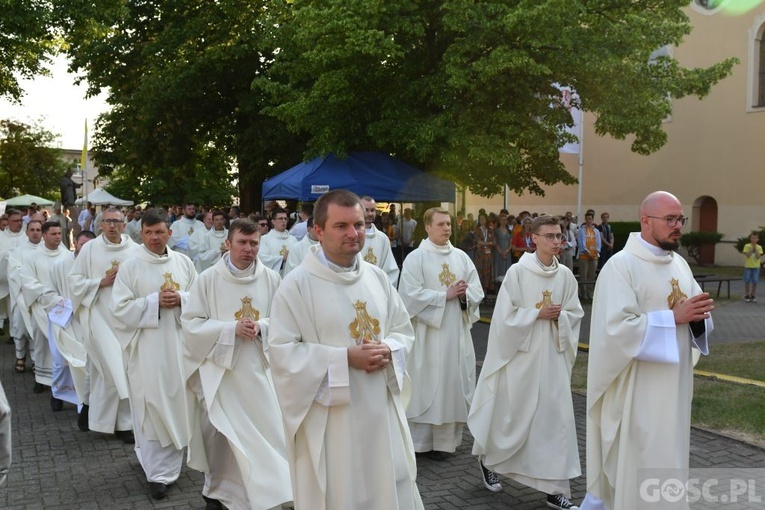 Młodzi zawierzyli się Matce Bożej Cierpliwie Słuchającej
