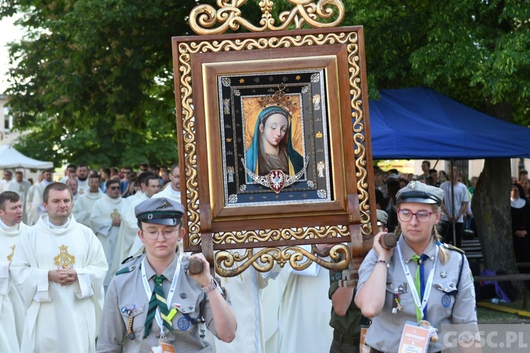 Młodzi zawierzyli się Matce Bożej Cierpliwie Słuchającej