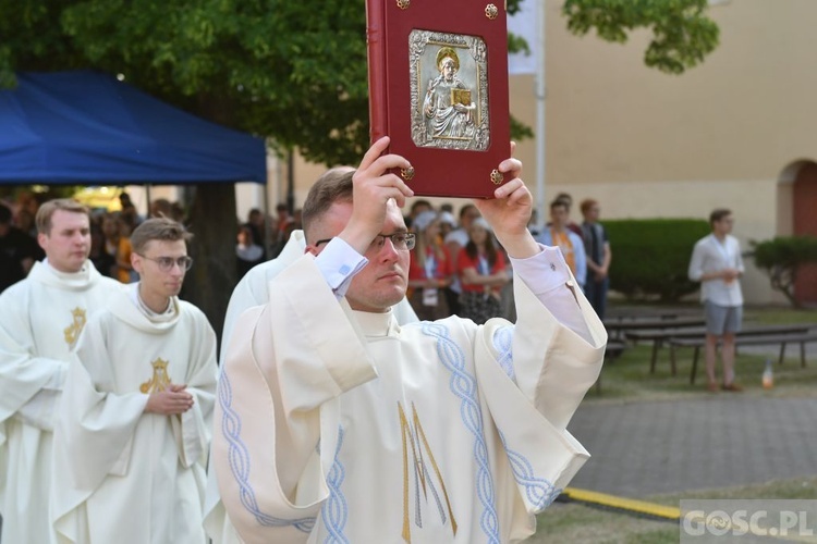 Młodzi zawierzyli się Matce Bożej Cierpliwie Słuchającej