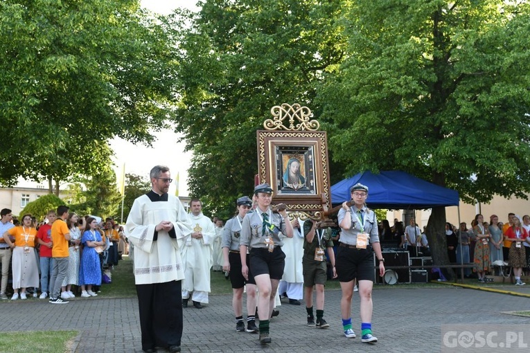 Młodzi zawierzyli się Matce Bożej Cierpliwie Słuchającej