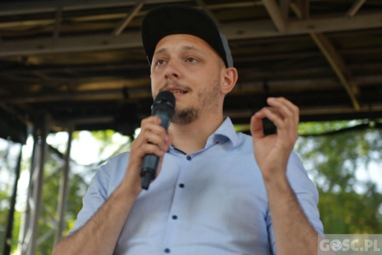 Młodzi zawierzyli się Matce Bożej Cierpliwie Słuchającej
