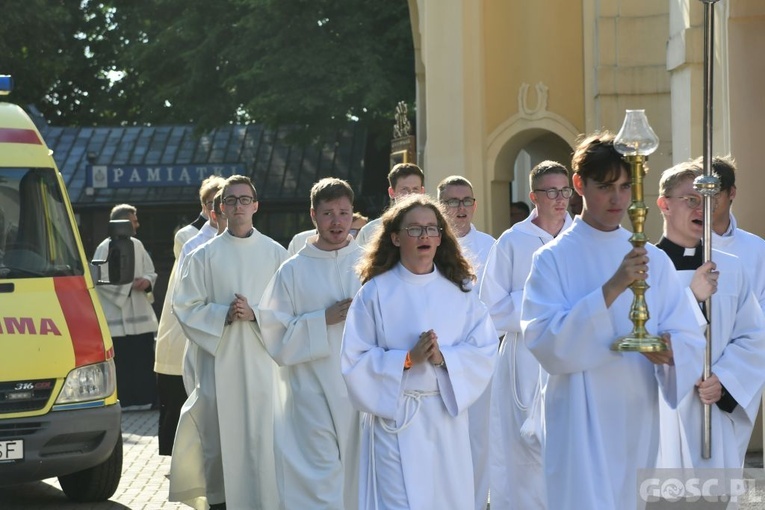 Młodzi zawierzyli się Matce Bożej Cierpliwie Słuchającej