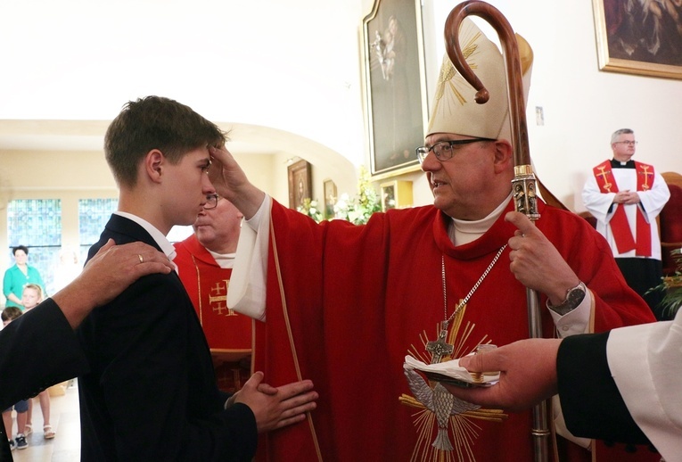 Bierzmowanie w sanktuarium Antoniego Padewskiego w Obornikach Śląskich