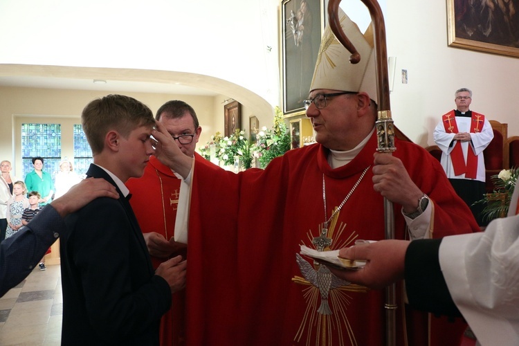 Bierzmowanie w sanktuarium Antoniego Padewskiego w Obornikach Śląskich